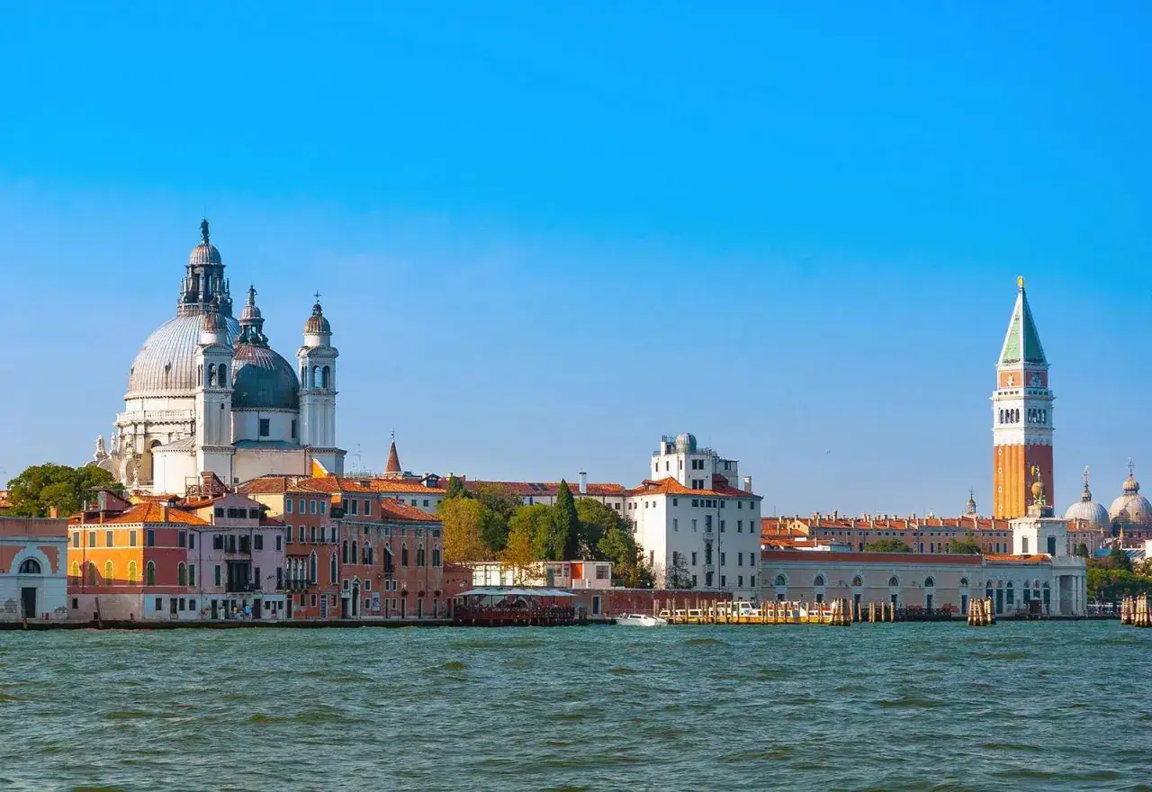 Venezia: la Basilica di Santa Maria della Salute e il Campanile di San Marco, tra le 10 cose da vedere a Venezia gratis.