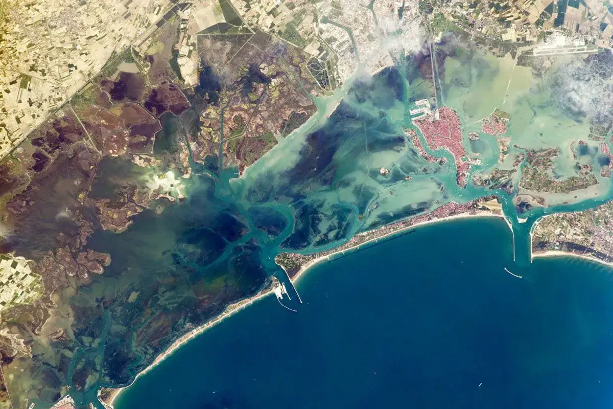 Vista aerea della laguna di Venezia, una città lagunare unica al mondo, con i suoi canali, isole e il mare Adriatico.