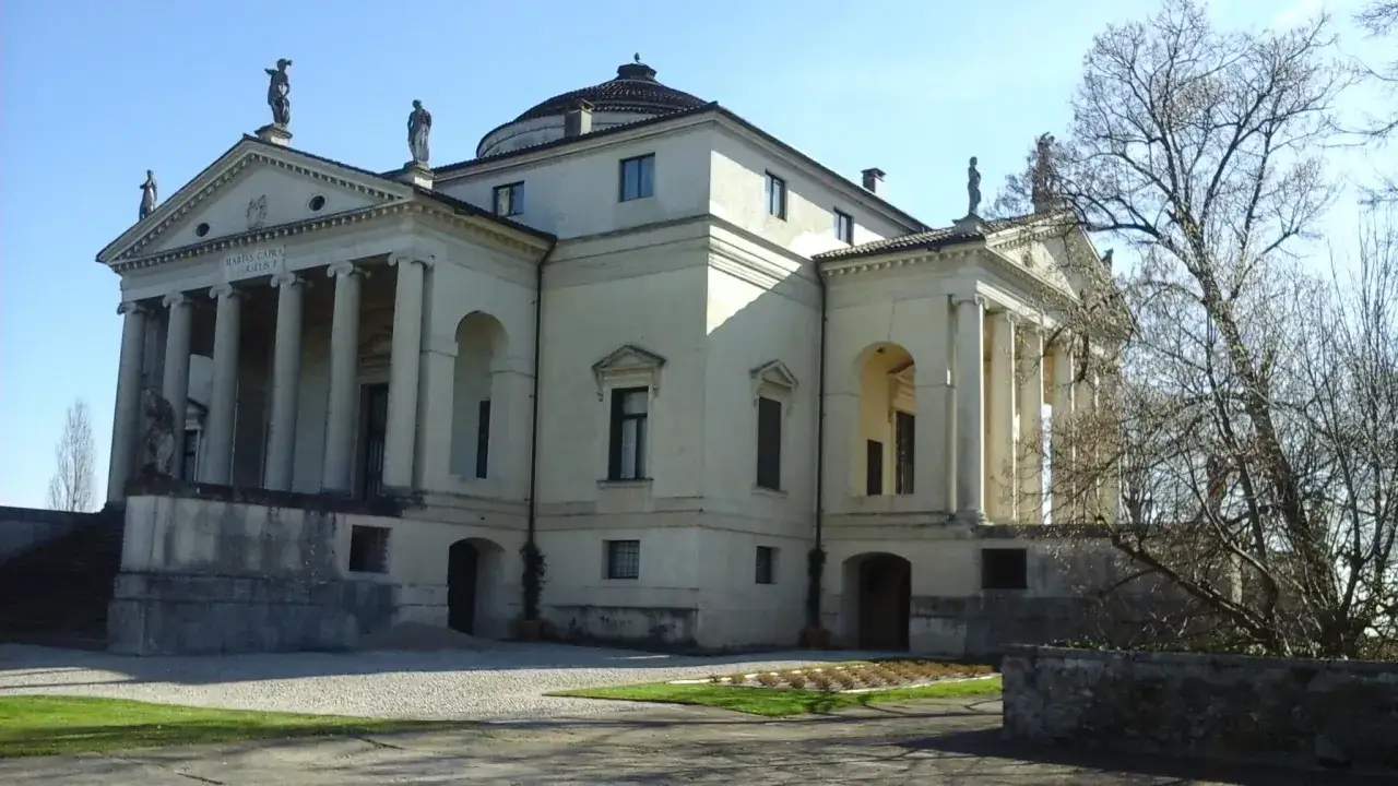 La Villa Rotonda, capolavoro di Palladio a Vicenza, con le sue maestose colonne e la cupola centrale, domina il paesaggio.