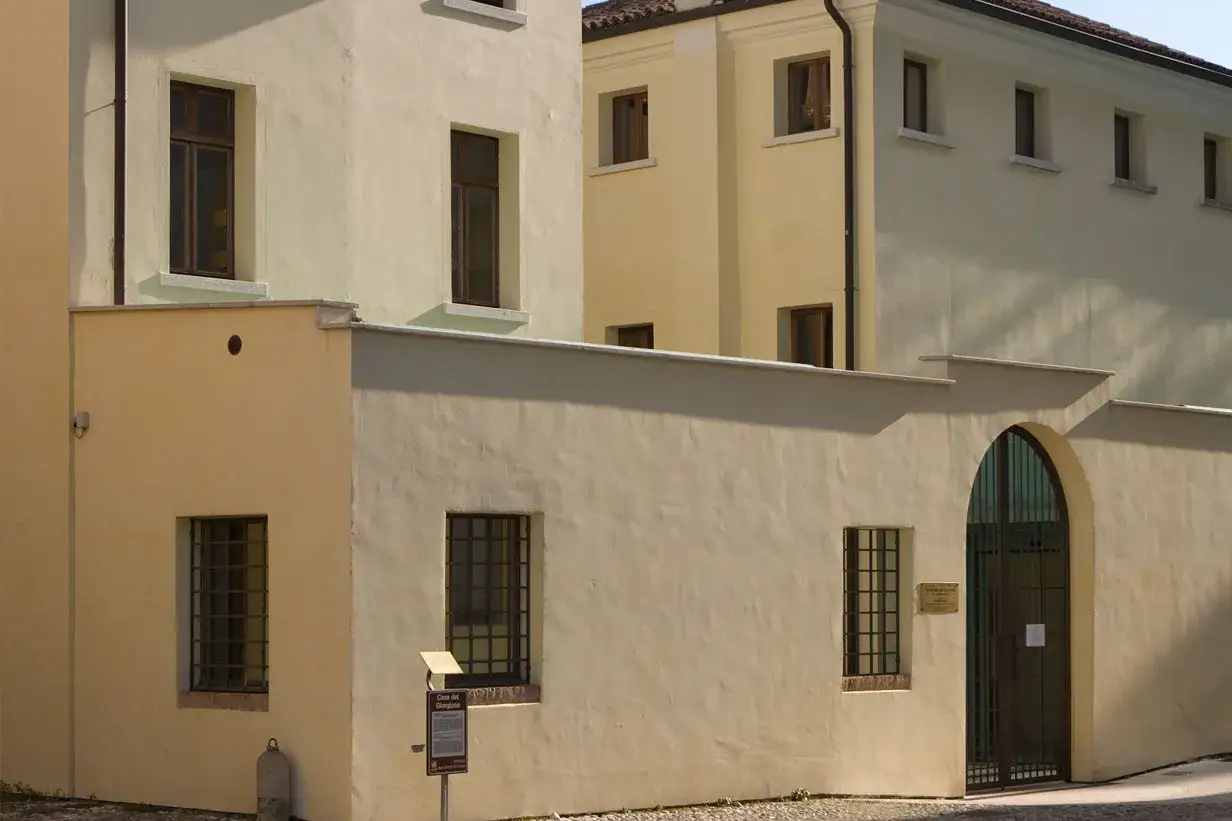 Edifici storici con finestre e un arco a Castelfranco Veneto. Scopri cosa vedere in questa affascinante citt&agrave;.