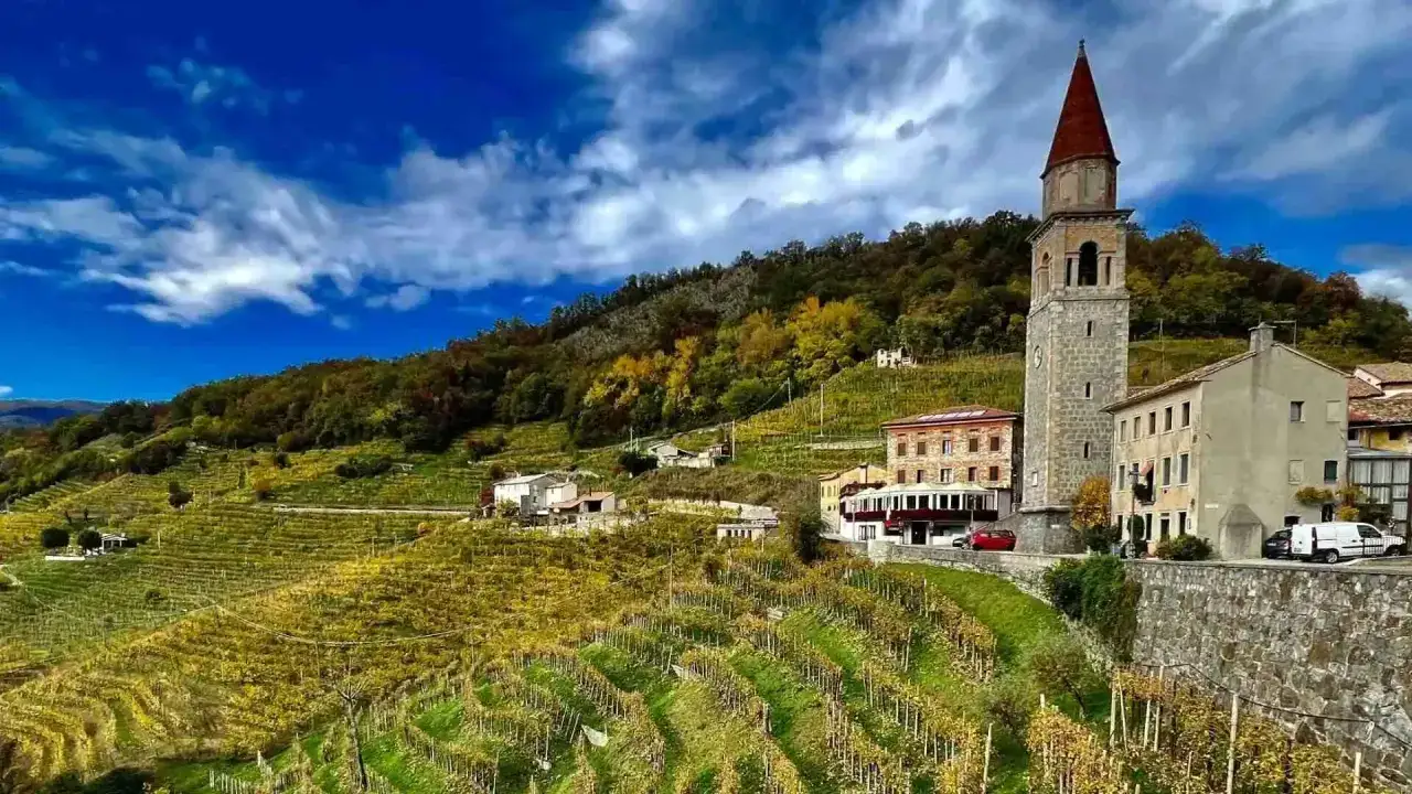 Borgo con campanile e vigneti a terrazze, un'idea di cosa vedere nei dintorni di Treviso.