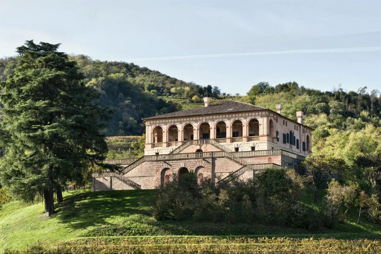 Villa dei Vescovi: splendida villa veneta con scalinate imponenti. Scopri orari e prezzi per la tua visita.