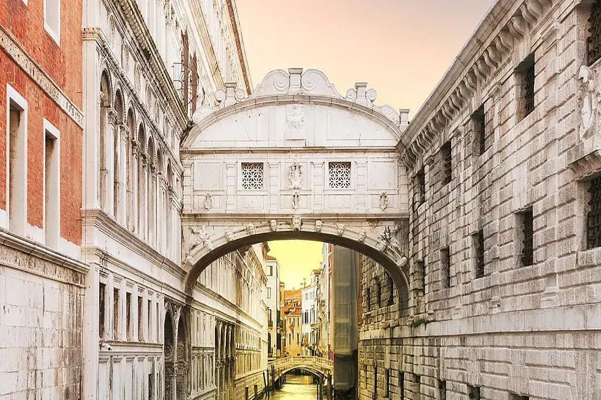 Ponte dei Sospiri a Venezia, un ponte che collega il Palazzo Ducale alle prigioni, un tempo attraversato da condannati che emettevano sospiri.