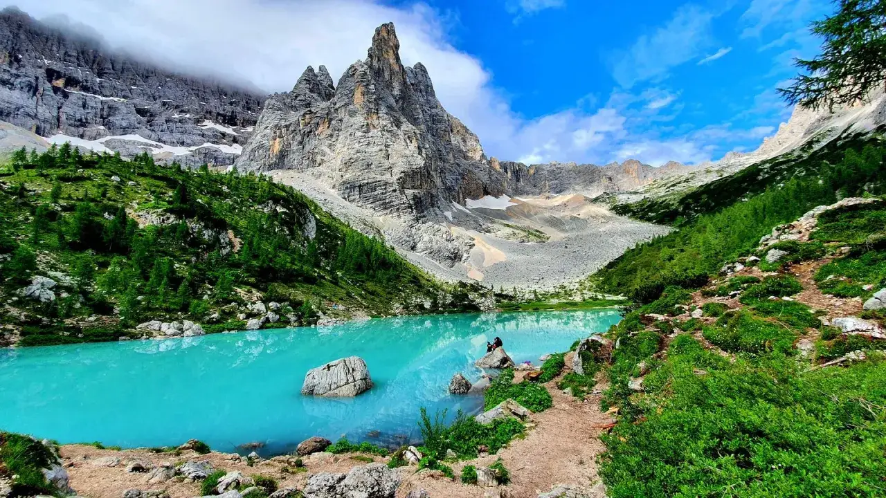 Lago di Sorapis, un gioiello turchese incastonato tra le vette maestose di Venas di Cadore.