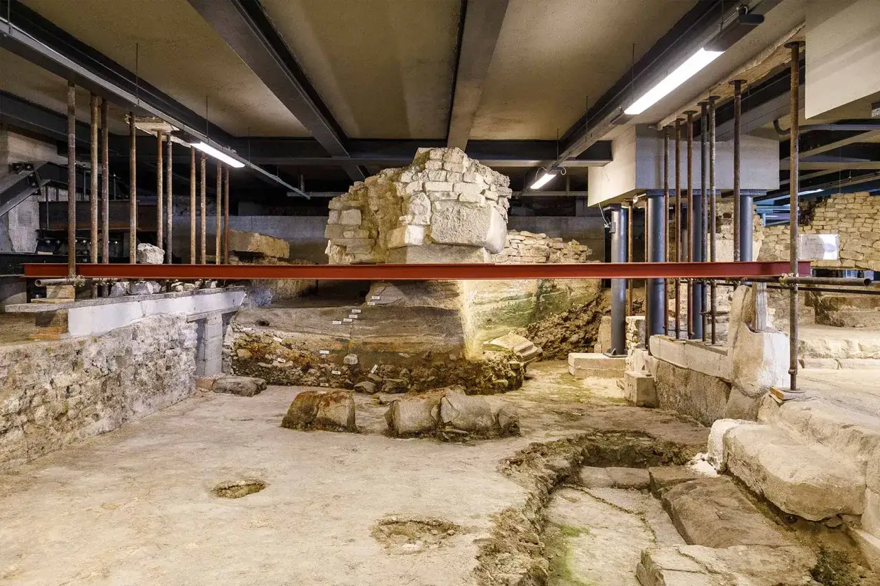 Scavi archeologici a Concordia Sagittaria: cosa vedere. Resti antichi, muri in pietra e strutture di sostegno in un'area di scavo.