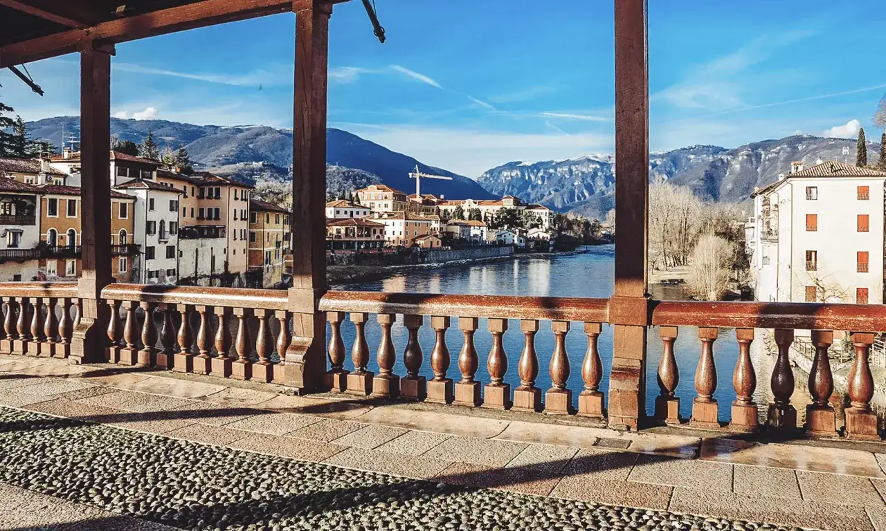 Ponte di Bassano: curiosit&agrave; e scorci mozzafiato sul fiume Brenta e le montagne.