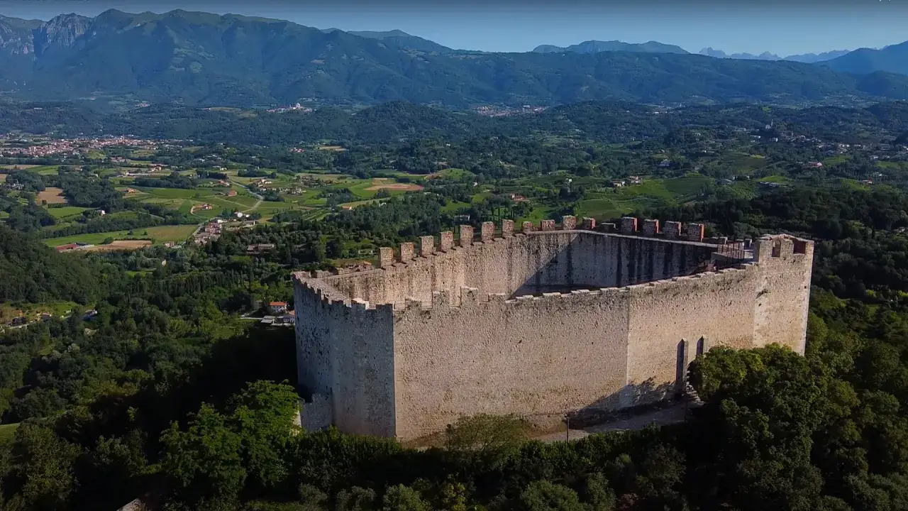 Roccia imponente con vista panoramica su colline verdi e montagne. Un luogo perfetto per scoprire cosa vedere ad Asolo.