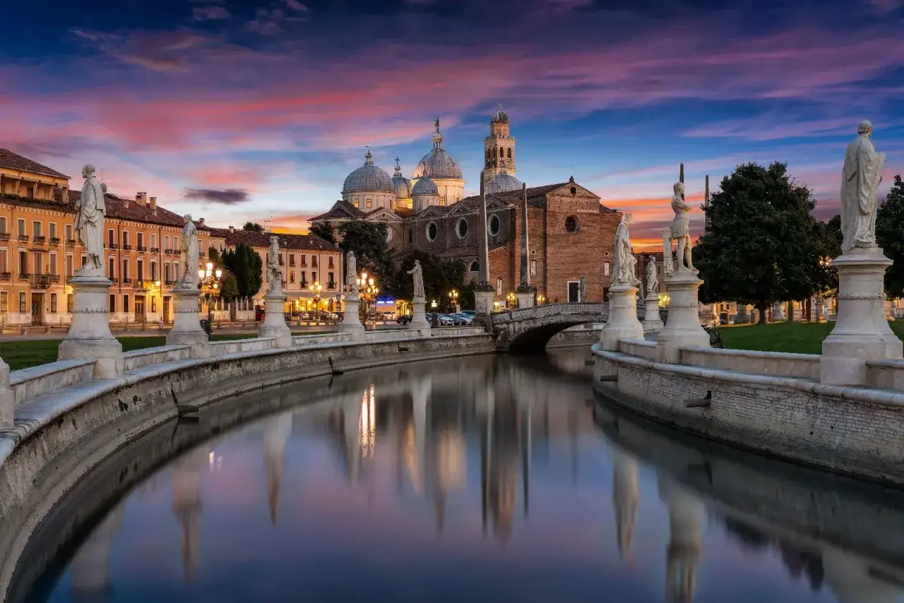Tramonto a Padova, con il Prato della Valle e la Basilica di Sant'Antonio. Quanti giorni per visitare Padova? Due giorni bastano per ammirare le meraviglie.