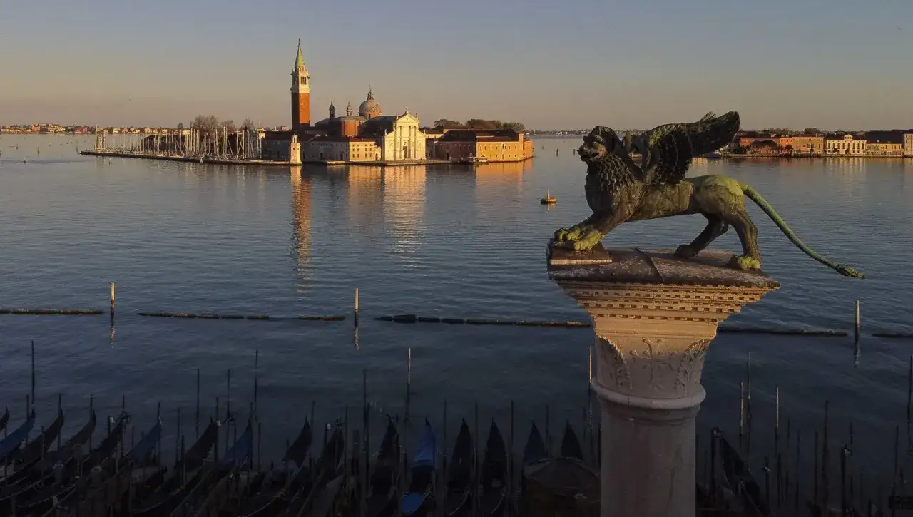 Leone alato di San Marco, simbolo di pace e prosperità, veglia sulla laguna. Ecco perché la Repubblica di Venezia era chiamata Serenissima.