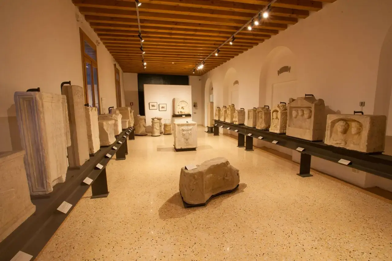 Antiche sculture romane esposte in un museo, un assaggio di cosa vedere a Oderzo.