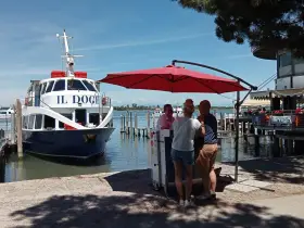Imbarcazione "Il Doge" attraccata, in attesa di passeggeri per la linea 15 Punta Sabbioni - Venezia.