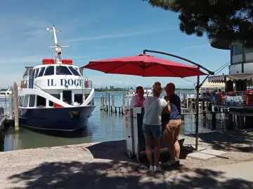 Imbarcazione "Il Doge" attraccata, in attesa di passeggeri per la linea 15 Punta Sabbioni - Venezia.
