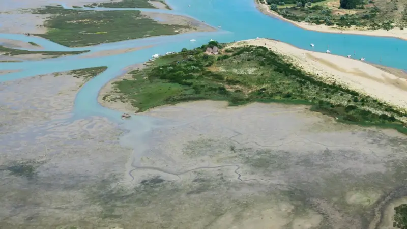 L'oasi Vallevecchia di Brussa, con le sue lagune e canali, è un paradiso naturale.